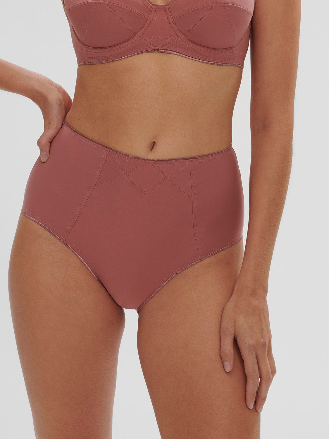 Artifice Retro Brief – Simone Pérèle